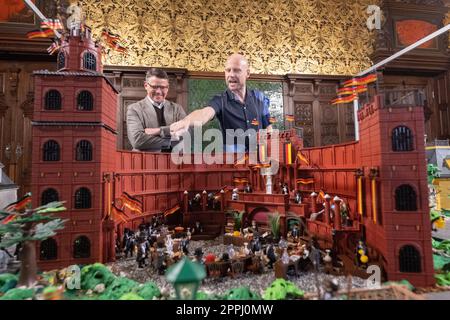 Hanau, Deutschland. 24. April 2023. Boris Rhein (CDU, l), Ministerpräsident von Hessen, und Künstler Oliver Schaffer betrachten ein Diorama von St. Paulus-Kirche in einer Playmobil-Ausstellung zu 175 Jahren Frankfurter St. Paul's Church im Hanau History Museum im Philippsruhe Palace. Die Ausstellung zeigt die Geschichte der deutschen Demokratie in elf Dioramen, die aus Tausenden von Playmobil-Teilen bestehen. Kredit: Sebastian Christoph Gollnow/dpa/Alamy Live News Stockfoto