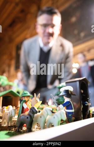 Hanau, Deutschland. 24. April 2023. Boris Rhein (CDU), Ministerpräsident von Hessen, schaut auf die älteste Playmobil-Figur der Ausstellung - ein Schäfer aus dem Jahr 1981 - auf einer Playmobil-Ausstellung, die 175 Jahre Frankfurter St. feiert Paul's Church im Hanau Historical Museum in Philippsruhe Castle. Die Ausstellung zeigt die Geschichte der deutschen Demokratie in elf Dioramen aus Tausenden von Playmobil-Stücken. Kredit: Sebastian Christoph Gollnow/dpa/Alamy Live News Stockfoto