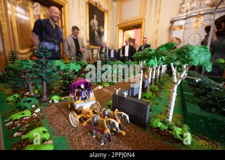 Hanau, Deutschland. 24. April 2023. Boris Rhein (CDU, r), Ministerpräsident von Hessen, steht mit dem Künstler Oliver Schaffer in einer Playmobil-Ausstellung über 175 Jahre Frankfurter Paulskirche im Hanau History Museum in der Burg Philippsruhe. Die Ausstellung zeigt die Geschichte der deutschen Demokratie in elf Dioramen, die aus Tausenden von Playmobil-Teilen bestehen. Kredit: Sebastian Christoph Gollnow/dpa/Alamy Live News Stockfoto