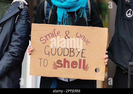 London, Großbritannien. 24. April 2023 Fossil Free London betreibt im Shell-Hauptquartier in Waterloo einen Streik im Rahmen der 4-tägigen Aktion „The Big One“ von 200 Organisationen, die Maßnahmen gegen die Klimakrise fordern. Kredit: Andrea Domeniconi/Alamy News Stockfoto