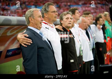 ARCHIVFOTO: Josef HICKERSBERGER wird am 27. April 2023 75, Coachbank AUT mit V.li. Coach Josef 'Pepi' HICKERSBERGER, Co-Coach Peter PERSIDIS, Arm in Arm während der Hymne, singt die Nationalhymne Vorrunde Gruppe B, Österreich (AUT) - Polen (POL) 1:1, am 12. Juni 2008 in Wien; Fußball EM 2008 in der Schweiz/Österreich ab 07,06. - 06/29/2008; ?Sven Simon # Princess-Luise-Str. 41 # 45479 M uelheim/R uhr # Tel. 0208/9413250#Fax. 0208/9413260 # Konto 1428150 Commerzbank Essen BLZ 36040039 # www.SvenSimon.net. Stockfoto