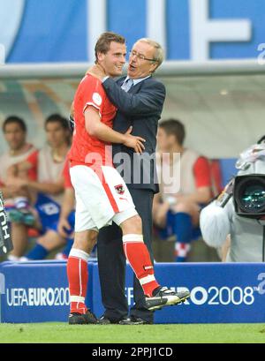 ARCHIVFOTO: Josef HICKERSBERGER wird am 27. April 2023 75, Coach Josef HICKERSBERGER RE. (AUT) umarmt Juergen SAEUMEL nach seiner Ersetzung, Vorrunde Gruppe B, Österreich (AUT) - Kroatien (CRO) 0:1, am 8. Juni 2008 in Wien; Fußball EM 2008 in der Schweiz/Österreich ab 07,06. - 06/29/2008; ?Sven Simon # Princess-Luise-Str. 41 # 45479 M uelheim/R uhr # Tel. 0208/9413250#Fax. 0208/9413260 # Konto 1428150 Commerzbank Essen BLZ 36040039 # www.SvenSimon.net. Stockfoto