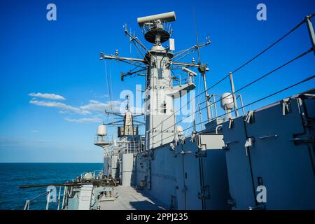 Militärische Radarüberwachung auf dem Marineschiff Stockfoto