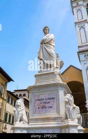 Dante Alighieri Statue in Florenz, Toskana Region, Italien, mit erstaunlichen blauen Himmel Hintergrund. Stockfoto