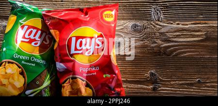 Zusammensetzung mit Päckchen Laien-Kartoffelchips Stockfoto