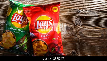 Zusammensetzung mit Päckchen Laien-Kartoffelchips Stockfoto