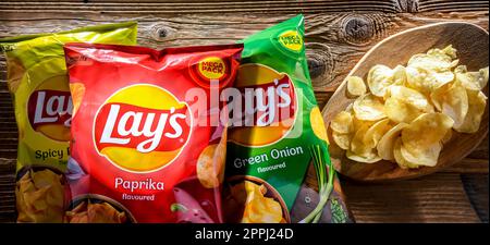 Zusammensetzung mit Päckchen Laien-Kartoffelchips Stockfoto
