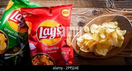Zusammensetzung mit Päckchen Laien-Kartoffelchips Stockfoto