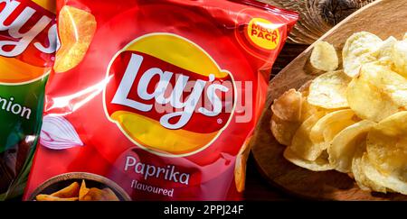 Zusammensetzung mit Päckchen Laien-Kartoffelchips Stockfoto
