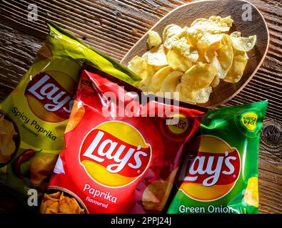 Zusammensetzung mit Päckchen Laien-Kartoffelchips Stockfoto