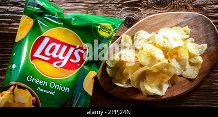Zusammensetzung mit Päckchen Laien-Kartoffelchips Stockfoto