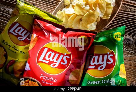 Zusammensetzung mit Päckchen Laien-Kartoffelchips Stockfoto