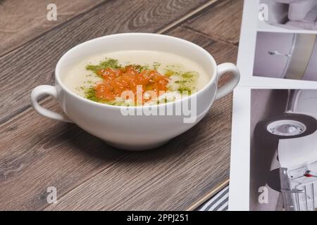 Lachs-Creme-Suppe auf Holztisch Stockfoto