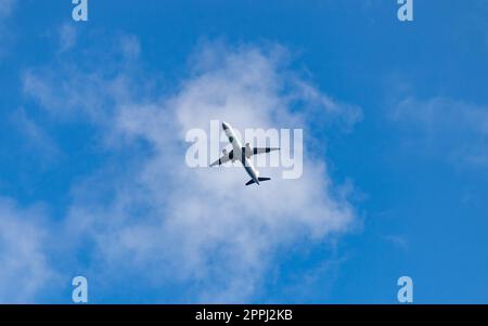 Flugzeug in den Himmel Stockfoto
