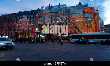 Die Elysischen Felder, die Champs-Elesees in Paris. Paris - die Hauptstadt Frankreichs. Wichtigstes politisches, wirtschaftliches und kulturelles Zentrum Frankreichs. Stockfoto