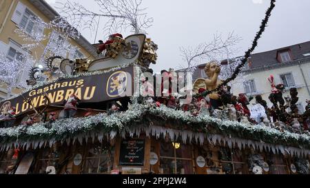 Der deutsche Biergarten Lowenbrau in Baden-Baden am Abend Stockfoto