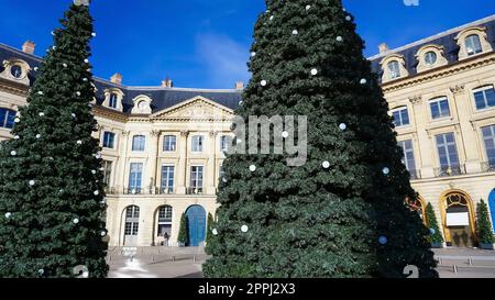 Weihnachtsbaum auf dem Place Vendome in Paris, Frankreich Stockfoto
