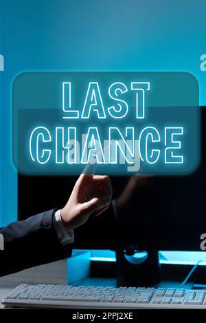 Handschriftzeichen Letzte Chance. Wort für eine letzte Gelegenheit, die einer Person mit einem unsicheren Ausgang gegeben wird Stockfoto