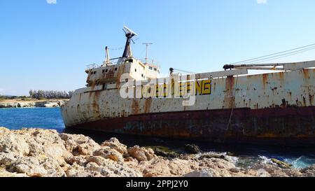 Verlassene Schiffswrack von Edro III An der Küste von Peyia, in der Nähe von Paphos, Zypern Stockfoto