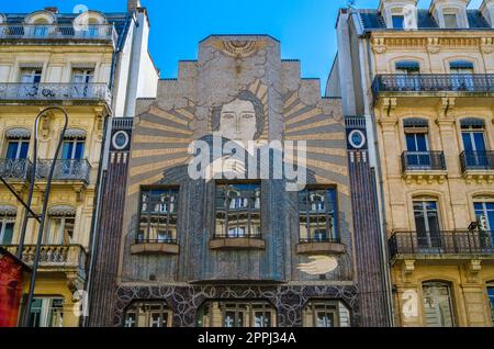 TOULOUSE, FRANKREICH - 5. SEPTEMBER 2013: Ehemaliger Hauptsitz der französischen Regionalzeitung "La Depeche du Midi" in Toulouse, Frankreich. Das Gebäude wurde 1932 von Leon Jaussely erbaut und ist vollständig mit Mosaiken von Gentil und Bourdet dekoriert Stockfoto