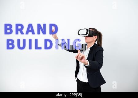 Konzeptionelle Präsentation Markenbildung. Geschäftsansatz entwickeln Sie eine einzigartige professionelle Identität Persönliches Produkt Frau trägt eine VR-Brille und zeigt mit beiden Händen auf wichtige Botschaften Stockfoto