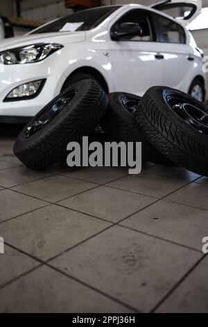 Fahrzeug in einer Garage für Wartung, Öl-/Reifenwechsel (flaches Bild mit DOF-Farbtönen) Stockfoto