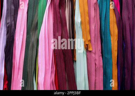 Detaillierte Nahaufnahme von Stoffproben in verschiedenen Farben, die auf einem Stoffmarkt zu finden sind Stockfoto