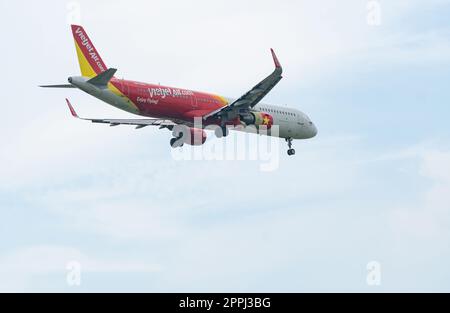 SAMUT PRAKAN, THAILAND-14. OKTOBER 2022 : Vietjet Air, ein kommerzielles Flugzeug, das am Himmel fliegt. Unter Sicht Flugzeug. Passagierflugzeug geht zum Landungsflug. Billigfluggesellschaft aus Vietnam. Luftfahrt Stockfoto