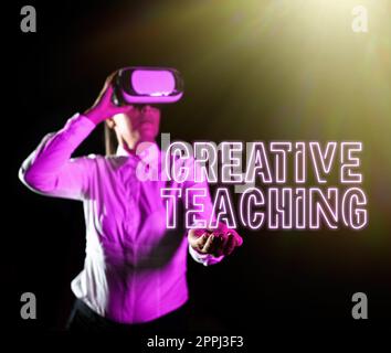 Konzeptionelle Beschriftung Creative Teaching. Geschäftsansatz der Akt des Coachings auf neuartige Weise, der Frauen, die an einer Berufsausbildung teilnehmen, durch eine Virtual Reality Brille fördert. Stockfoto