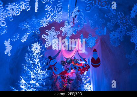 Blau-weiße fröhliche Weihnachtsdekorationen Stockfoto