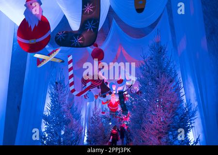 Blau-weiße fröhliche Weihnachtsdekorationen Stockfoto