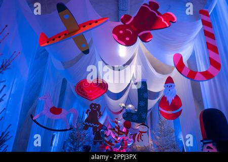 Blau-weiße fröhliche Weihnachtsdekorationen Stockfoto
