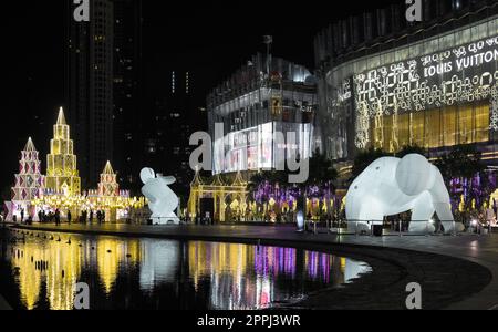 Weihnachtsbaum mit Lichtern im Einkaufszentrum Iconsiam in Bangkok, Thailand. Stockfoto