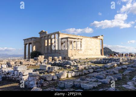 Touristengruppe vor dem Erechtheion, dem Tempel der Athena Polias auf der Akropolis von Athen, Griechenland Stockfoto