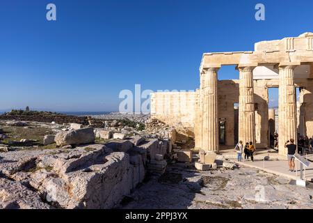 Touristengruppe vor der Propylaia, monumentalem zeremoniellen Tor zur Akropolis von Athen, Athen, Griechenland Stockfoto