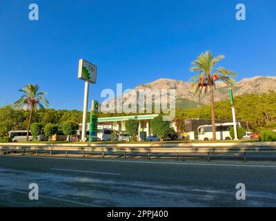 Antalya, Türkei - 11. Mai 2021: BP-Tankstelle in Antalya, Türkei Stockfoto