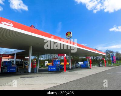 Ansicht der Esso-Tankstelle.Esso ist ein Handelsname für ExxonMobil.American ExxonMobil ist das größte Unternehmen der Welt, das Öl und Gas verkauft. Stockfoto