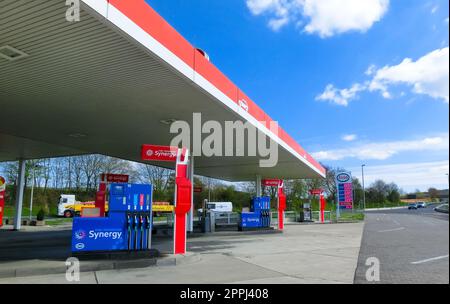 Ansicht der Esso-Tankstelle.Esso ist ein Handelsname für ExxonMobil.American ExxonMobil ist das größte Unternehmen der Welt, das Öl und Gas verkauft. Stockfoto