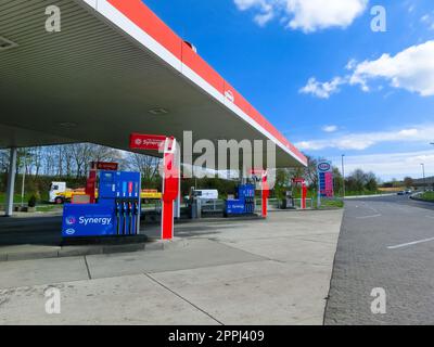 Ansicht der Esso-Tankstelle.Esso ist ein Handelsname für ExxonMobil.American ExxonMobil ist das größte Unternehmen der Welt, das Öl und Gas verkauft. Stockfoto
