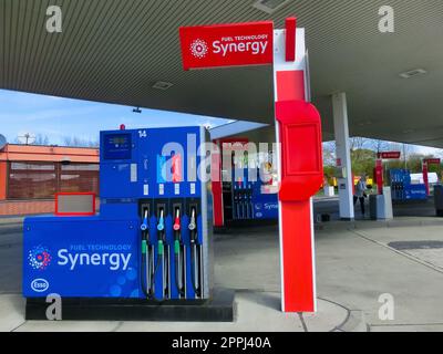 Ansicht der Esso-Tankstelle.Esso ist ein Handelsname für ExxonMobil.American ExxonMobil ist das größte Unternehmen der Welt, das Öl und Gas verkauft. Stockfoto