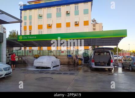 Antalya, Türkei - 11. Mai 2021: Autowäsche Kaya Oto Yikama Stockfoto