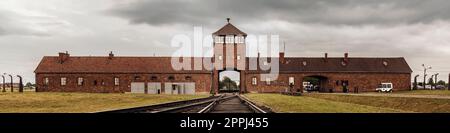 Bahngleise zum Haupttor von Auschwitz Stockfoto