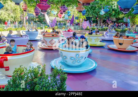 Mad Tea Party-Attraktion, Disneyland Park in Anaheim, Kalifornien, USA Stockfoto