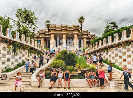 Haupteingang und Treppe zum Park Güell, Barcelona, Katalonien, Spanien Stockfoto