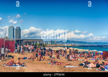 Ein sonniger Tag am Strand von Barceloneta, Barcelona, Katalonien, Spanien Stockfoto