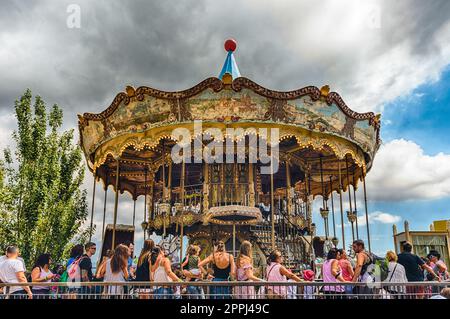 Altes Oldtimer-Karussell im Vergnügungspark Tibidabo, Barcelona, Katalonien, Spanien Stockfoto