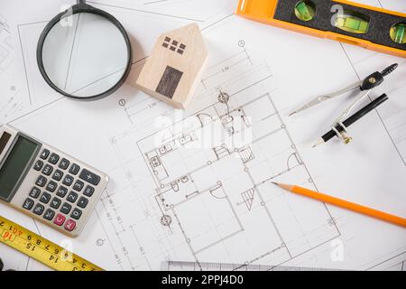 Draufsicht auf das Bauplan-Papier mit Reparaturwerkzeugen auf dem Schreibtisch im Architekturbüro Stockfoto