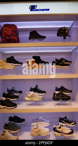 Kiyv, Ukraine - 30. August 2020: Skechers Schuhe im Shop im Einkaufszentrum. Stockfoto