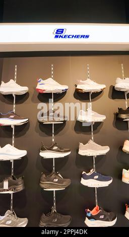 Kiyv, Ukraine - 30. August 2020: Skechers Schuhe im Shop im Einkaufszentrum. Stockfoto