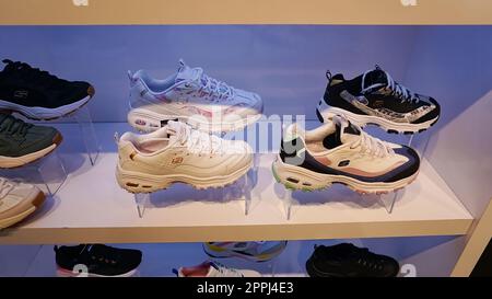 Kiyv, Ukraine - 30. August 2020: Skechers Schuhe im Shop im Einkaufszentrum. Stockfoto